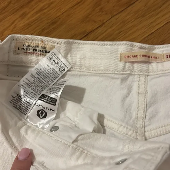 Levi's rib cage ankle White Jeans