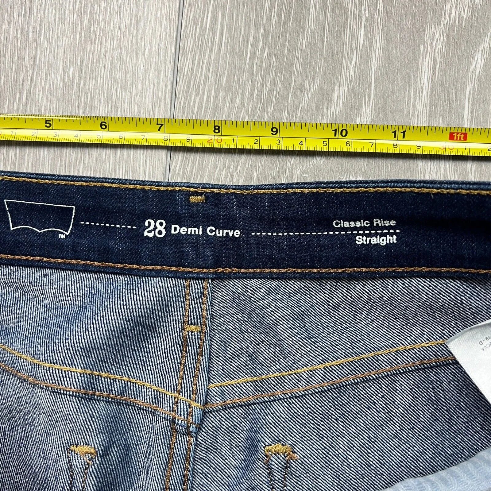 Levi’s Womens Jeans Demi Curve Classic Rise Straight Size 28
