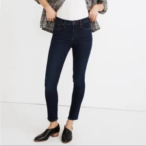 MADEWELL 9” Mid-Rise Skinny Jeans Orland Wash in size 26 Dark Wash