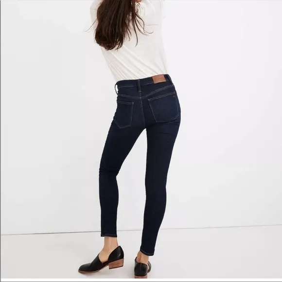MADEWELL 9” Mid-Rise Skinny Jeans Orland Wash in size 26 Dark Wash