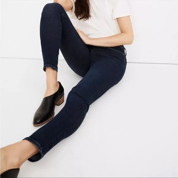 MADEWELL 9” Mid-Rise Skinny Jeans Orland Wash in size 26 Dark Wash