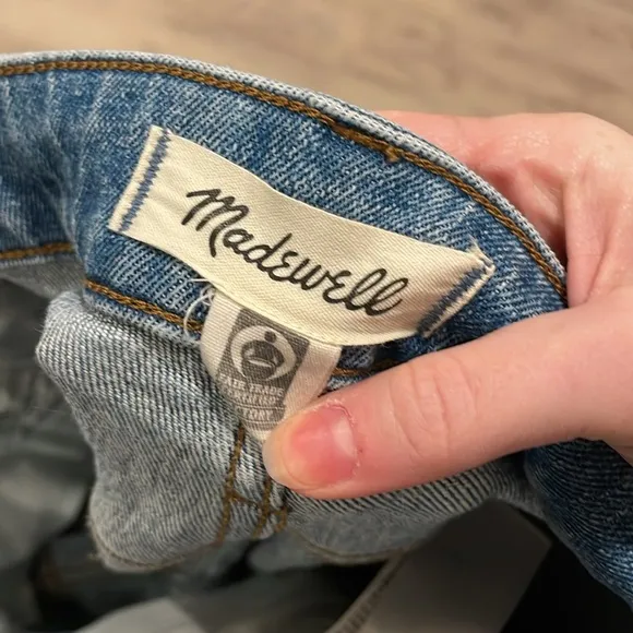 Madewell The Curvy '90s Straight Jean$128 33 Raw hem