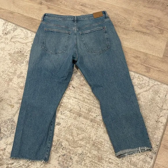 Madewell The Curvy '90s Straight Jean$128 33 Raw hem