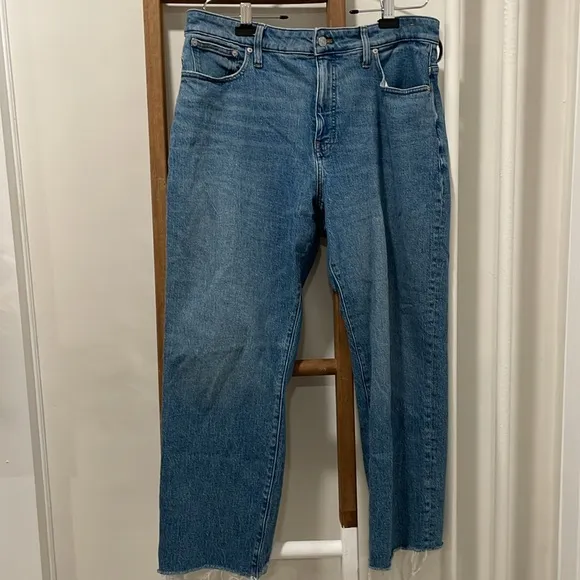Madewell The Curvy '90s Straight Jean$128 33 Raw hem