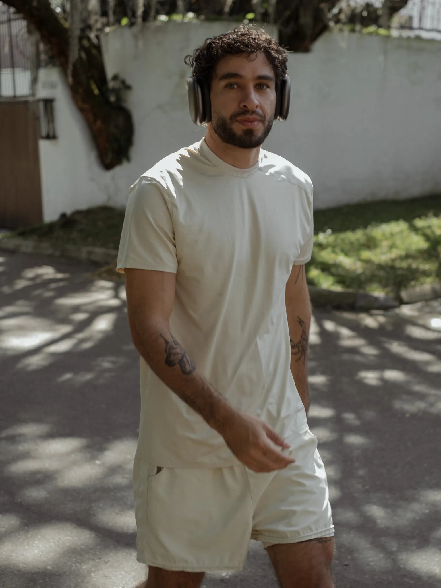 MEN STRUCTURED WORKOUT T-SHIRT - NUT MILK