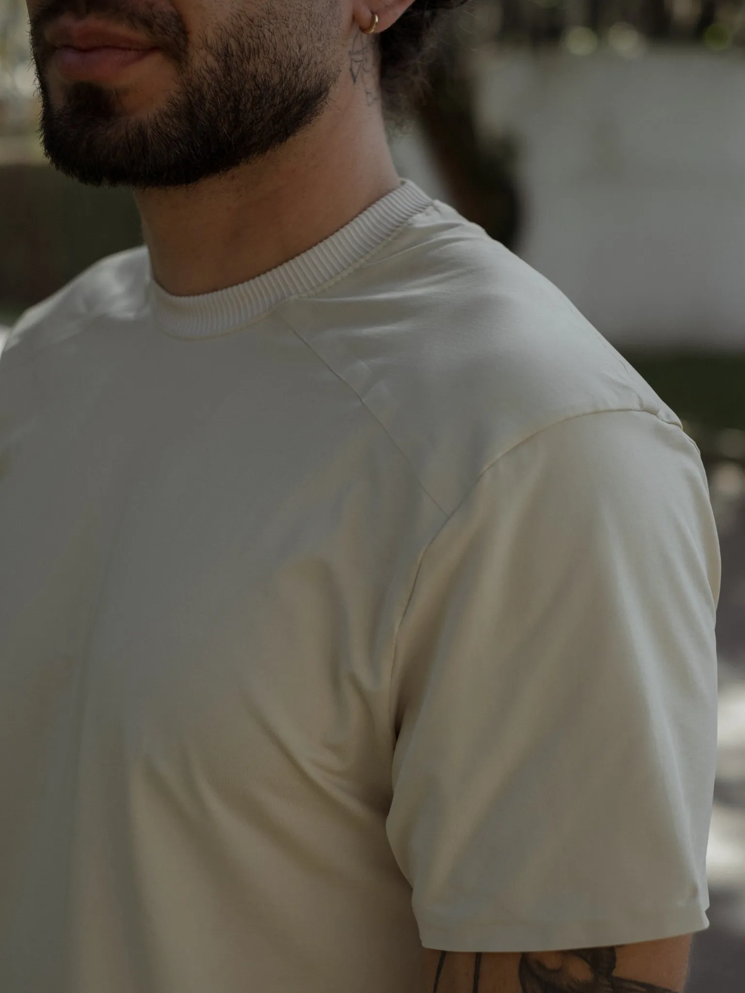 MEN STRUCTURED WORKOUT T-SHIRT - NUT MILK