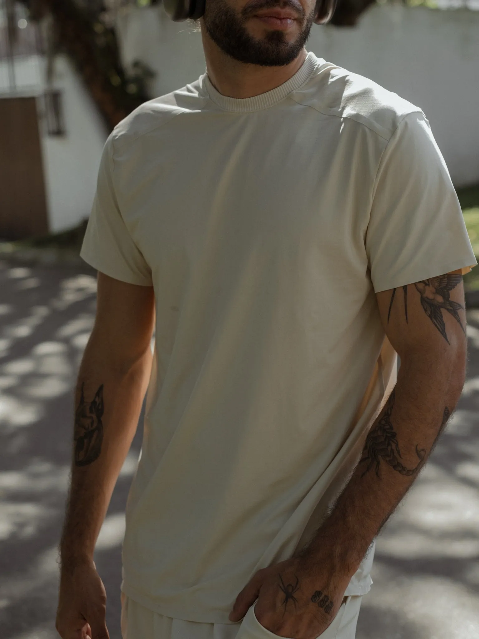 MEN STRUCTURED WORKOUT T-SHIRT - NUT MILK