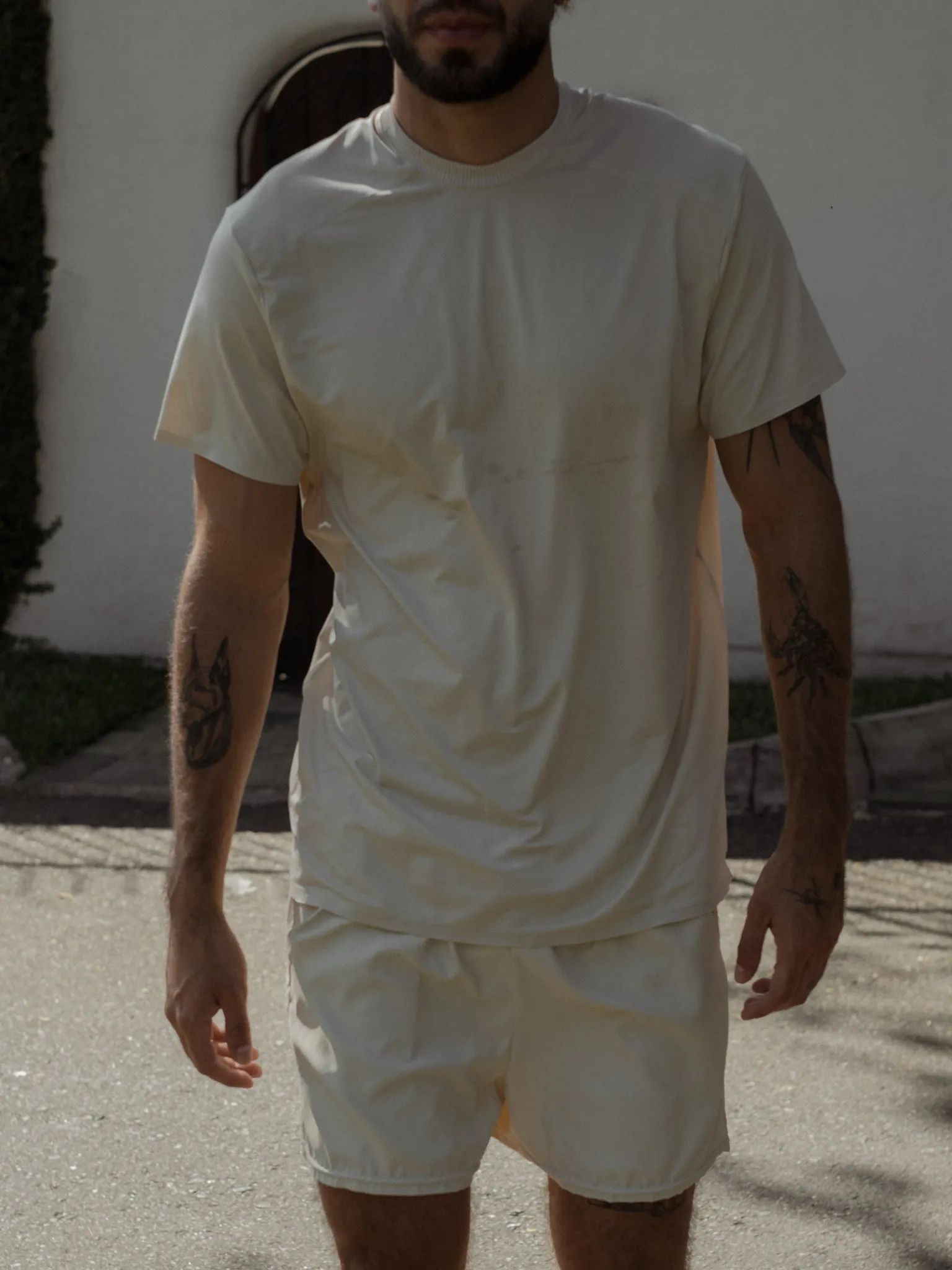 MEN STRUCTURED WORKOUT T-SHIRT - NUT MILK