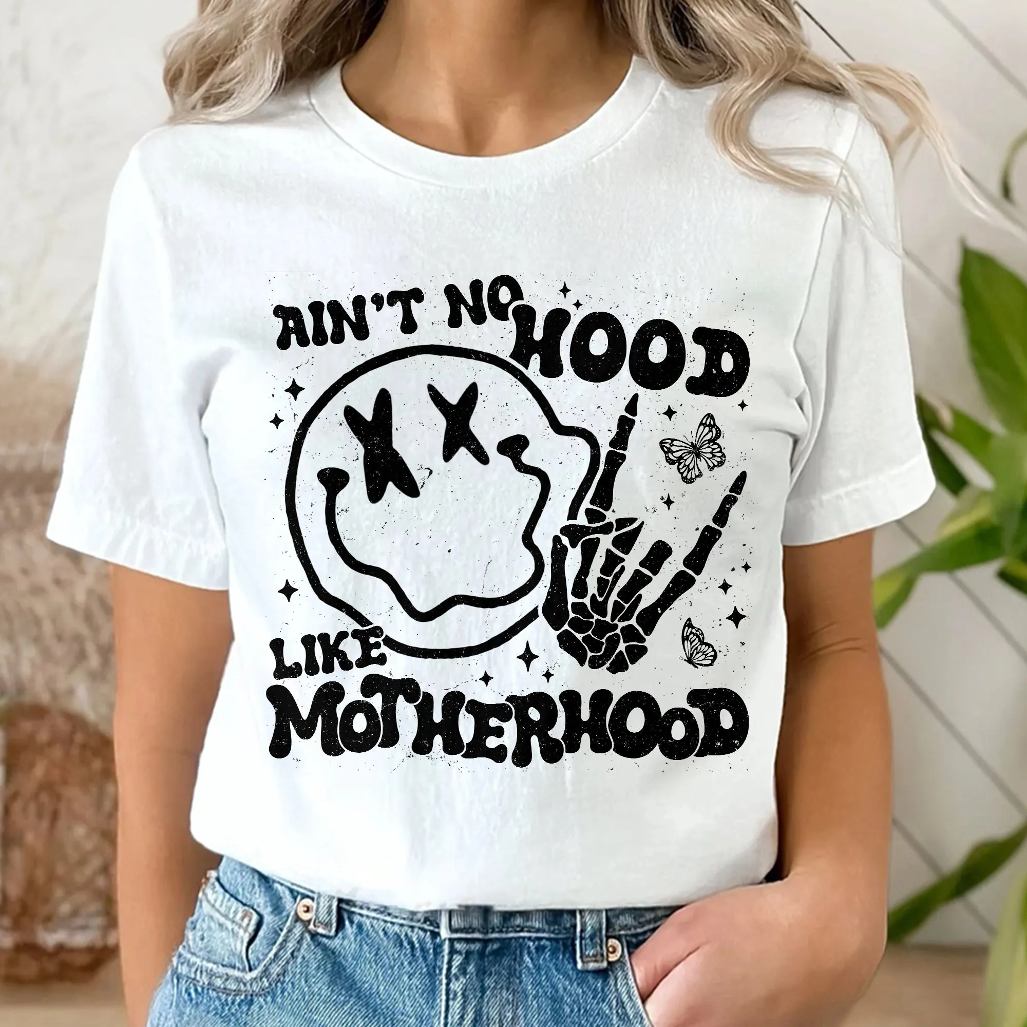 Sandjest Mom T-Shirt Ain??t No Hood Like Motherhood Gift for Mother Mommy Mama