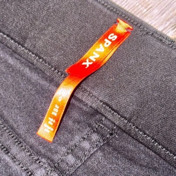 WOMEN’S SPANX  Black Cropped HIGH RISE Flare raw hem pull on Jeans sz large